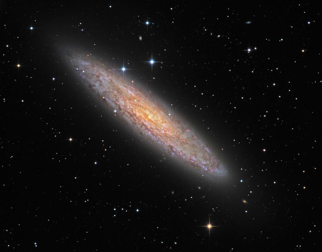 NGC 253: 尘岛宇宙