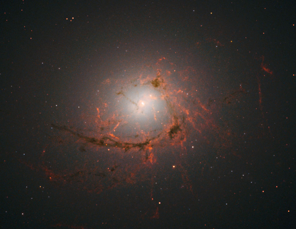 NGC 4696：黑洞周围的细丝