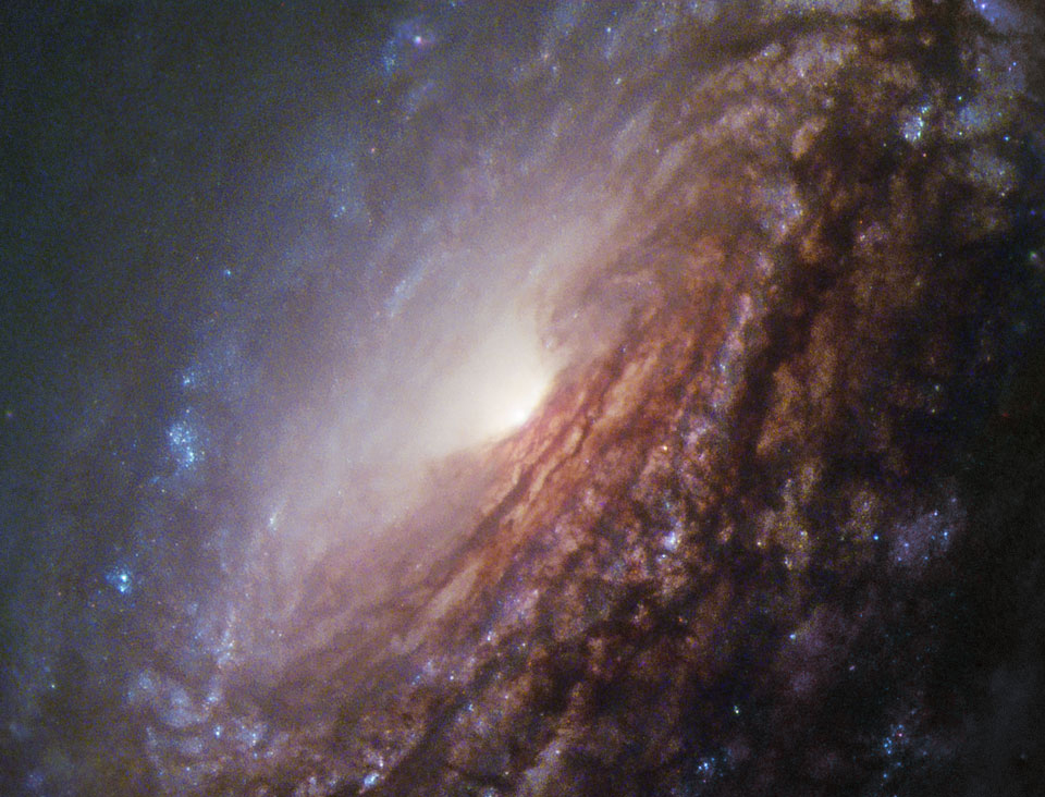 在螺旋星系 NGC 5033 的中心