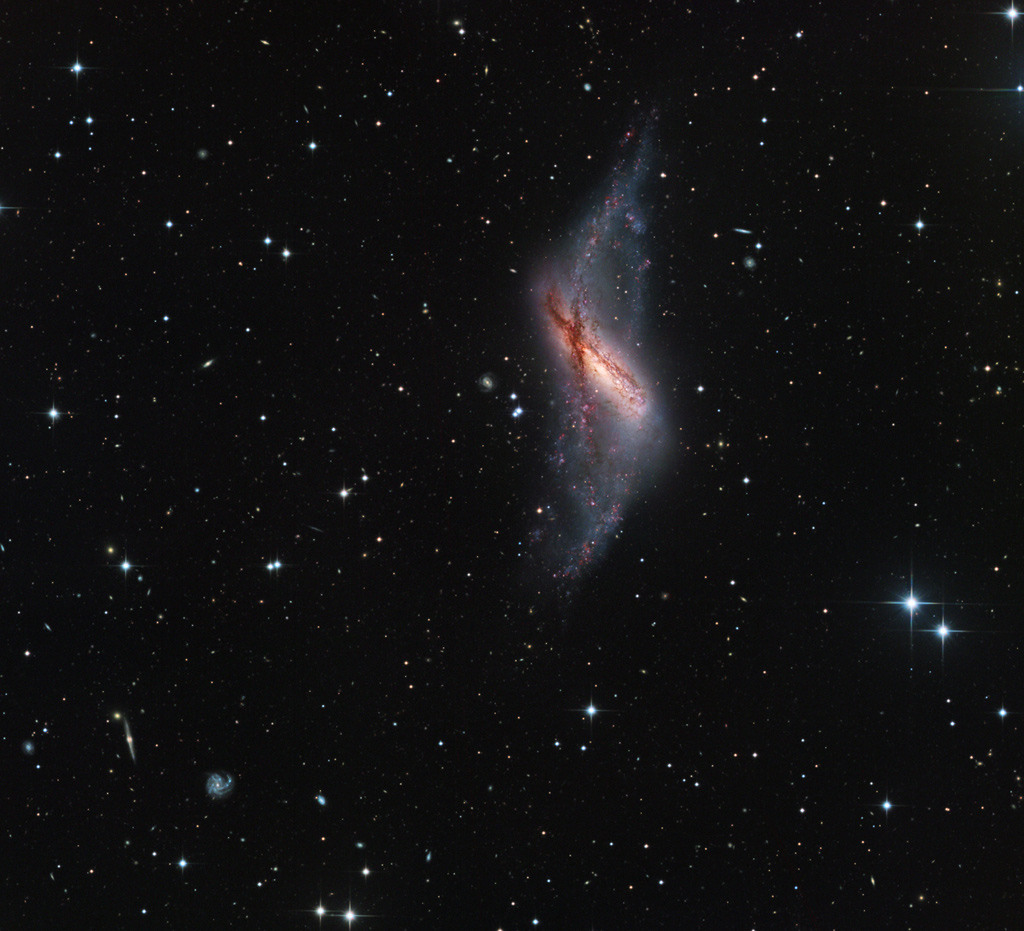 极地环星系 NGC 660